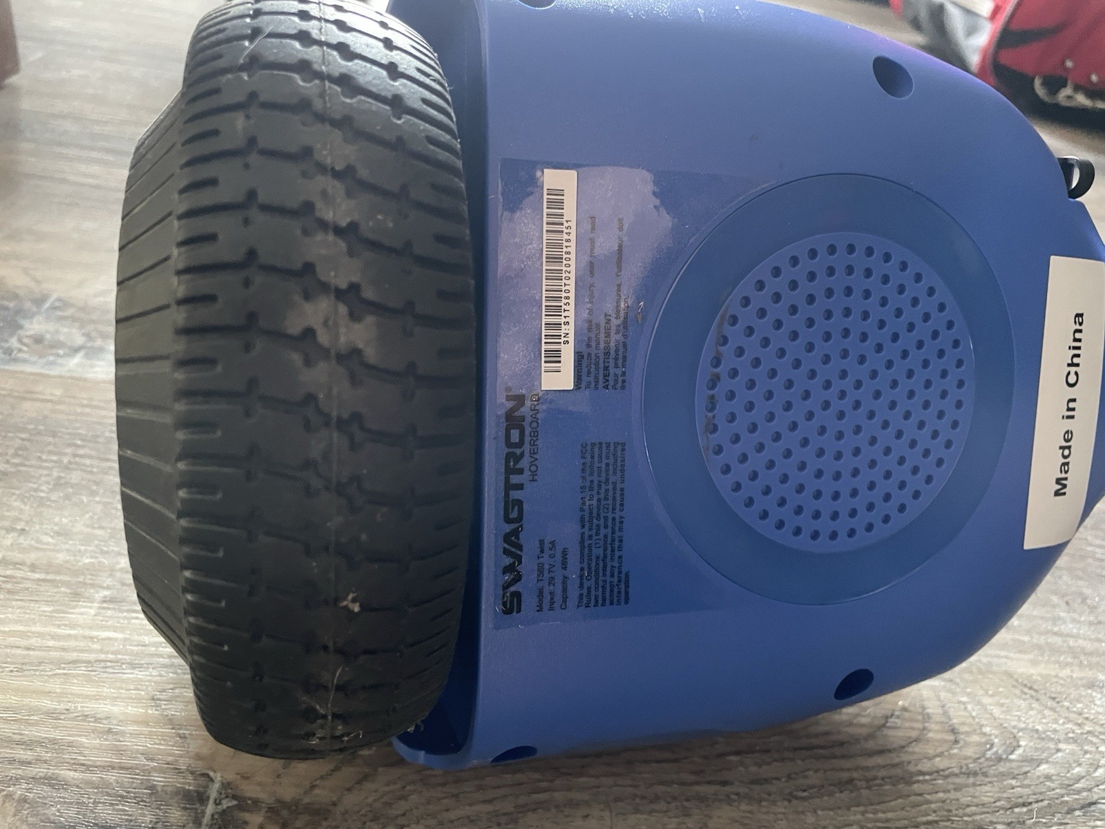 Swagtron Swagboard T580 Twist with Charger Blue and Black With LED Wheels